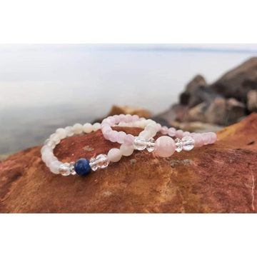   Nőiesség és Teljesség karkötő. Kunzit, Aurakvarc Kianit, Holdkő és Hegyikristályokból, ezüst Tulipángyönggyel