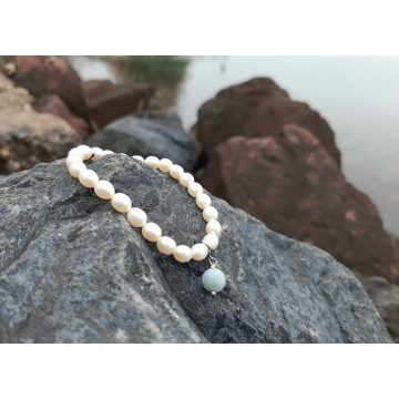   Nőiesség karkötő, Tenyésztett Gyöngy és egy Akvamarin kristályból