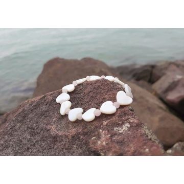   Szeretet szivcskés karkötő, Kagyló szivecskékből és Rózsakristályból