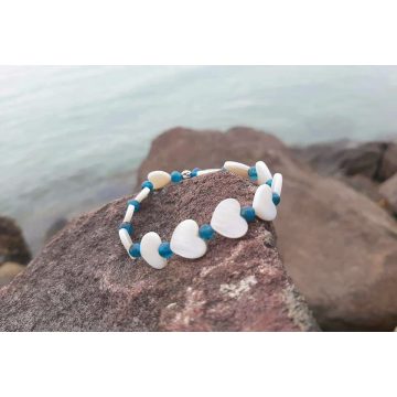   Szeretet szivcskés karkötő, Kagyló szivecskékből és Apatit Kristályokból